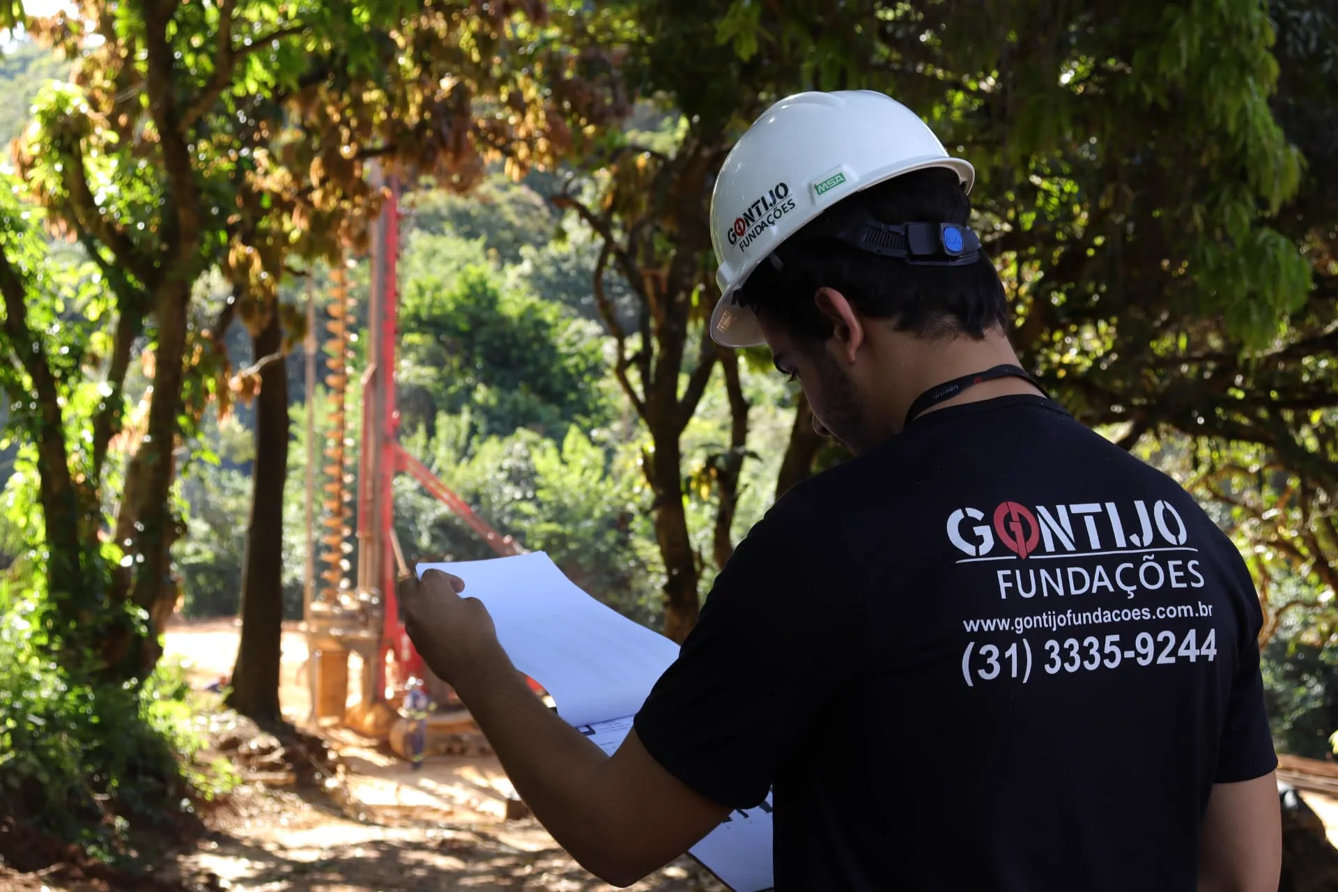 Engenheiro da Gontijo Fundações acompanhando uma obra de fundações profundas