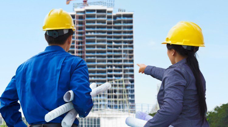 Engenheiros civis em obra. 