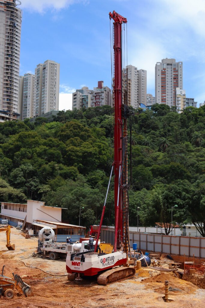 Perfuratriz hélice continua monitorada de grande porte. Fonte: Gontijo Fundações.
