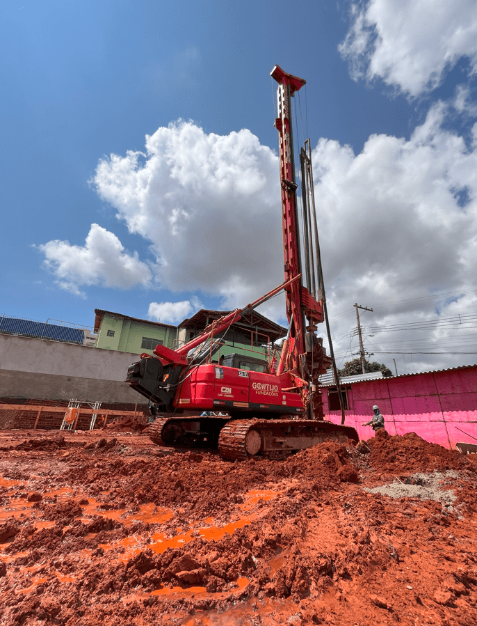 Perfuratriz Hélice Contínua Monitorada em obra de fundação.